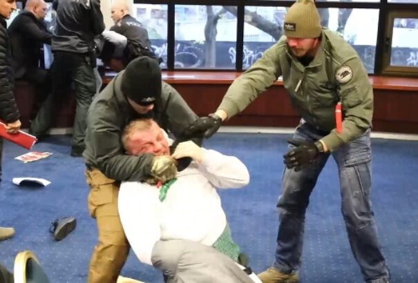 Verekedésbe torkollott a sajtótájékoztató, rendőrök vezették ki a gazdákat – Videó