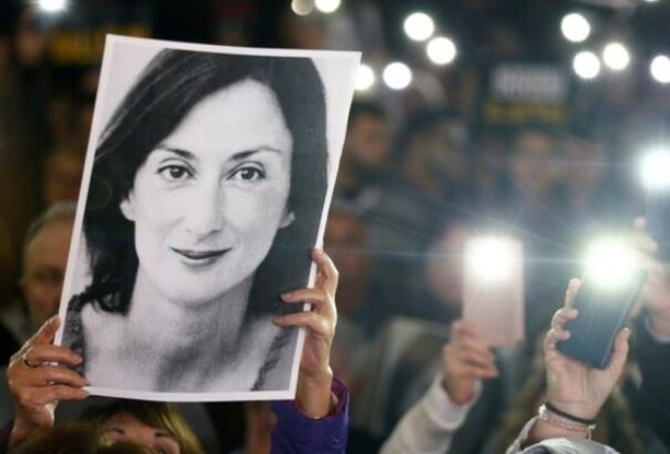 Az Európai Parlament azonnali lemondásra szólította fel a máltai kormányfőt