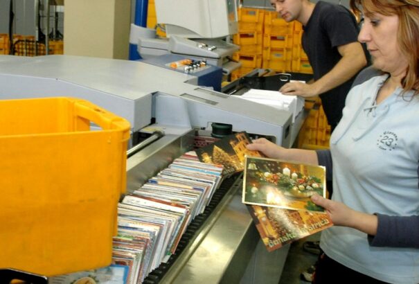 Csomagot, üdvözlőlapot küldene Karácsonyra? Legkésőbb eddig kell feladnia, hogy célba érjen időben