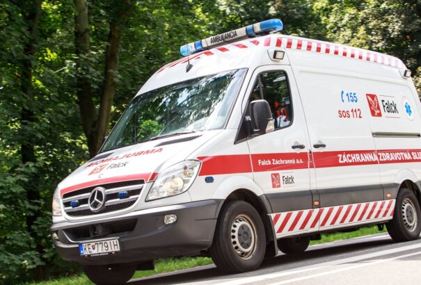 Két fiatal BMW-s megfenyegette a mentősöket, mert azok elállták az utat