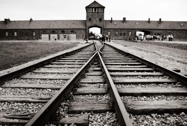 Auschwitzi koncentrációs táborral dekorált karácsonyi díszeket árult az Amazon