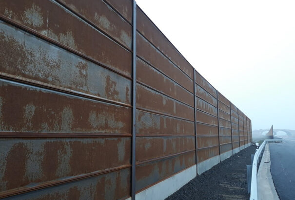 Kiverte a rozsda az R7-es zajvédő falát. A tervezők szerint így van jól