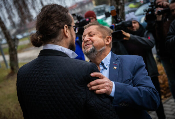 Harabin cirkuszolt Rostas tárgyalásán, még a teremből is kitessékelték