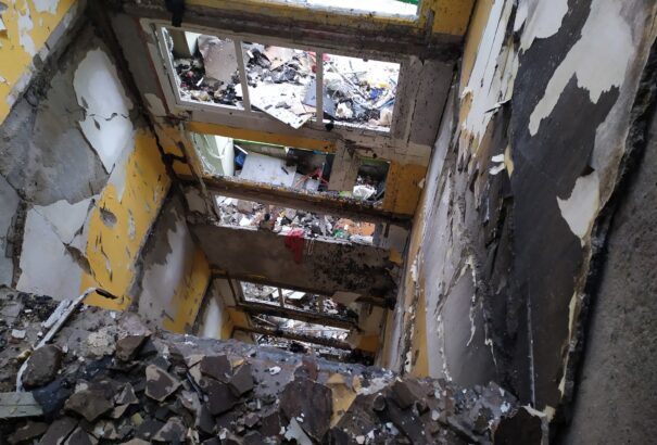 Kiszakított ajtók, megroppant panelek, égett törmelék – a rendőrség fotókat közölt az eperjesi panelházról