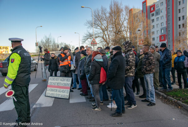 Hol vannak az ígéretek, a garanciák és a felelősök? – ott voltunk a komáromi Vág-híd felújításáért tartott tüntetésen