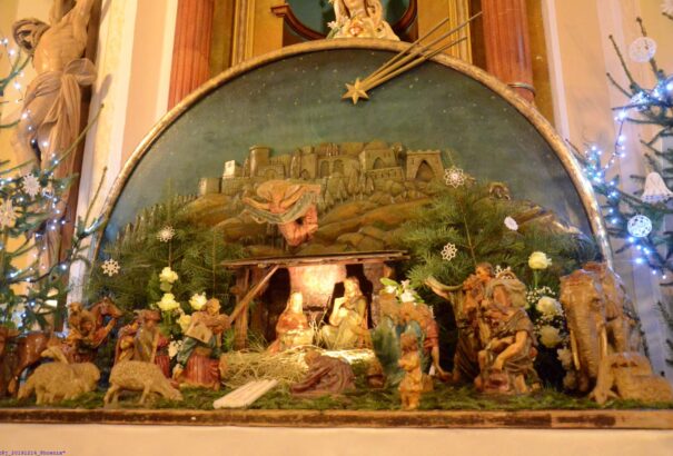 A Losonci (katolikus) betlehem karácsonyi ékessége – Képekkel