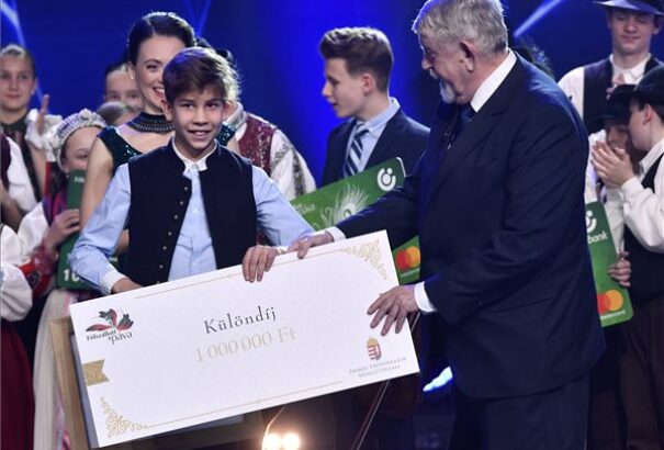 A felvidéki Kristóf Áron különdíjat kapott a Fölszállott a páva döntőjében