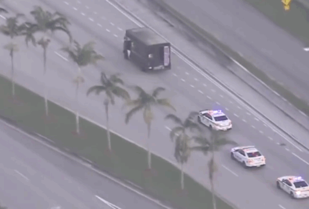 Négyen meghaltak Floridában egy ékszerrablás utáni üldözéses lövöldözésben (videó)