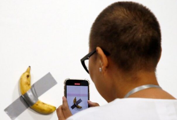 Az év alkotása (?): Egy szikszalaggal falhoz ragasztott banán kelt el 120 ezer dollárért