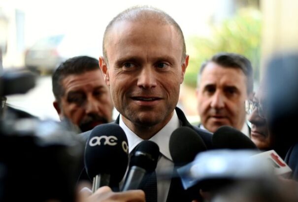 A máltai kormányfő azonnali távozását sürgeti az EP