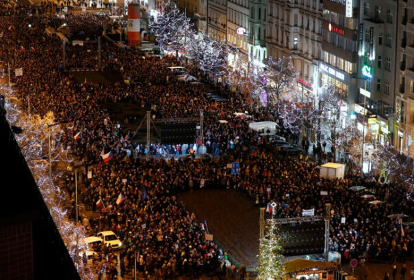 Tízezrek követelték Babis kormányfő lemondását Prágában
