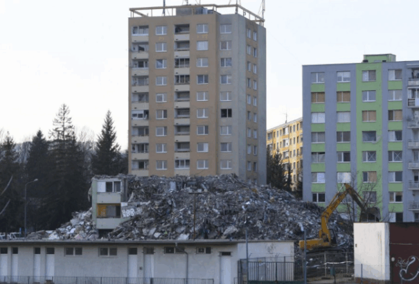 Egy halom törmelék maradt a gázrobbanás sújtotta eperjesi lakóházból (fotók)
