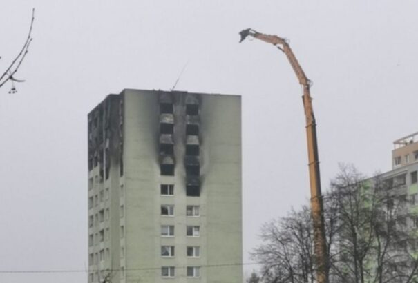 Már bontják az eperjesi panelházat. A környéket evakuálták (Videó)