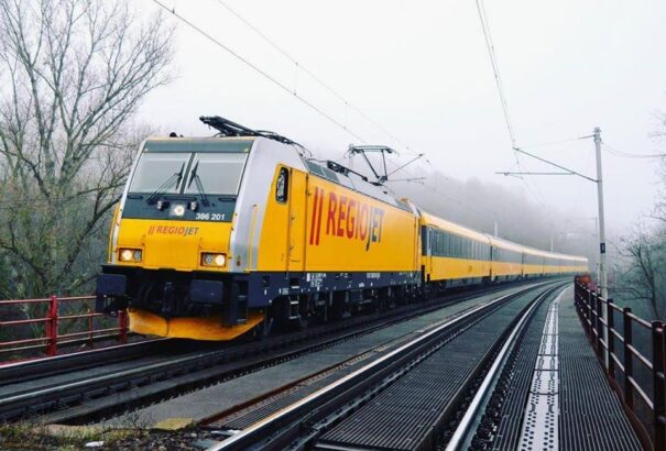 Kamionnal ütközött a RegioJet Nemesócsánál – Késnek a vonatok