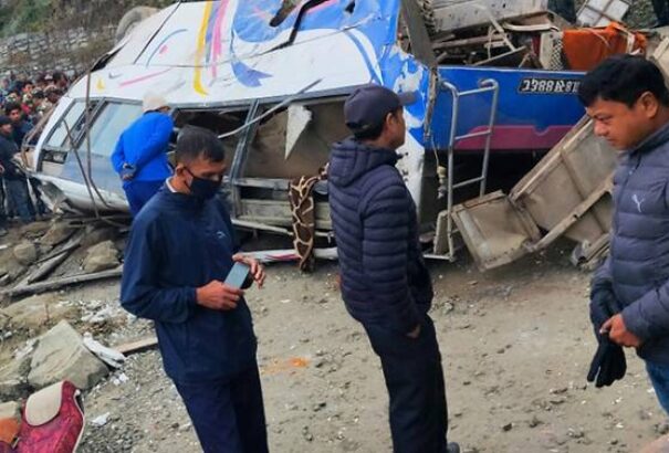 Zarándokokkal teli buszt ért baleset Nepálban, 14 ember meghalt