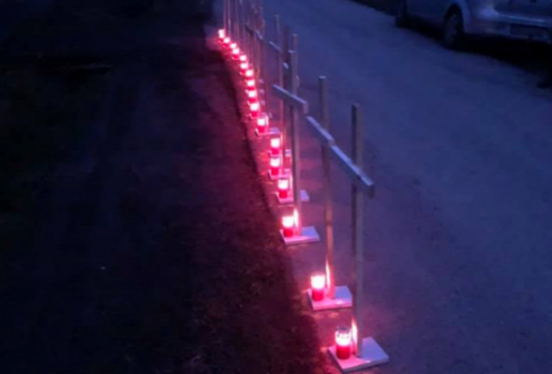 Veronai buszbaleset: 18 keresztet állítottak az életben maradt sofőr háza előtt