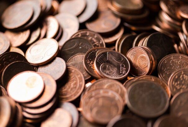 A választók „odamondós“ üzenetekkel küldenek adományokat a pártok transzparens számláira