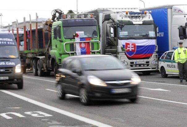 Hatalmas dugók várhatók kedden Pozsonyban a fuvarozók sztrájkja miatt