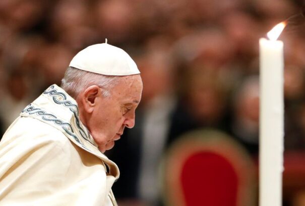 Ferenc pápa elvesztette a türelmét. Rácsapott egy nő kezére