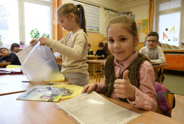 Ma veszik át a félévi értékelésüket az alap- és középiskolás diákok