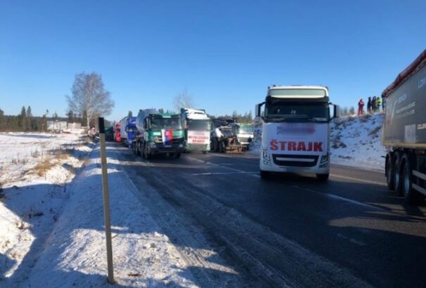 Folytatódik a fuvarozósztrájk, Trsztenán és Rózsahegyen a legdurvább a helyzet
