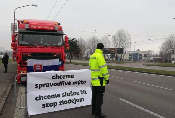 Ellenszél: A vasmű kárigényléssel fenyegetőzik, Rózsahegy megvonta a kamionosok gyülekezési jogát