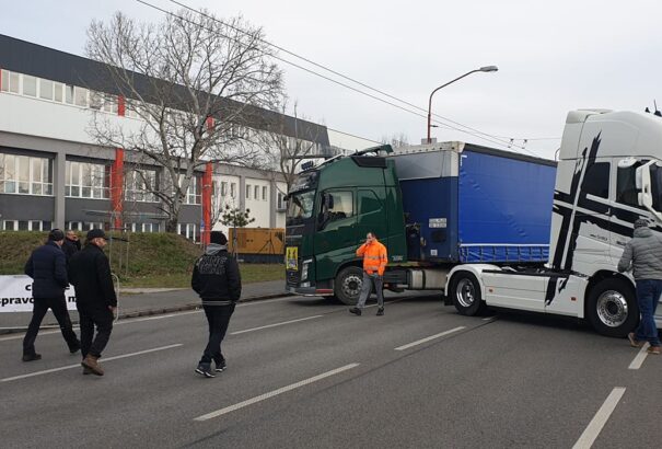 Fuvarozósztrájk: Kilométeres kocsisorok, lassan beáll Pozsony is