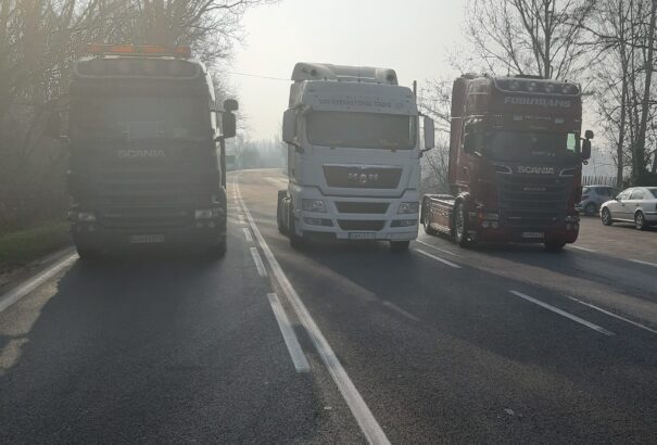 Általános sztrájkkal fenyegetnek a fuvarozók. Ipolyságra és Medvére is eljutott az útblokád