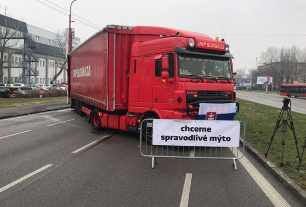 Hétfőn országos sztrájkká bővülhet a fuvaros tüntetéshullám