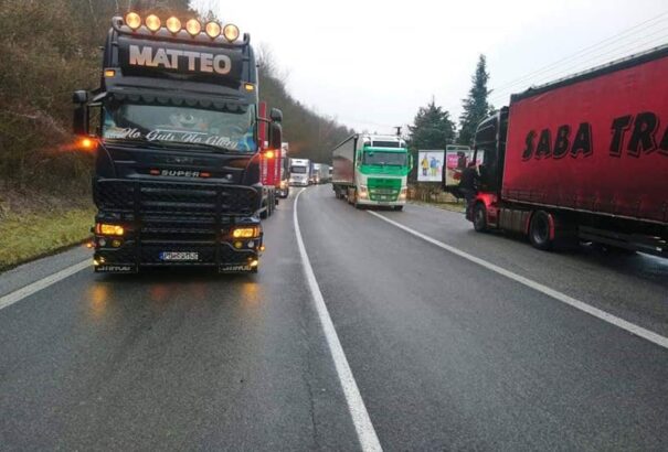 Folytatódik a fuvarozó sztrájk, számos határátkelő már blokád alatt van – Körkép-összefoglaló