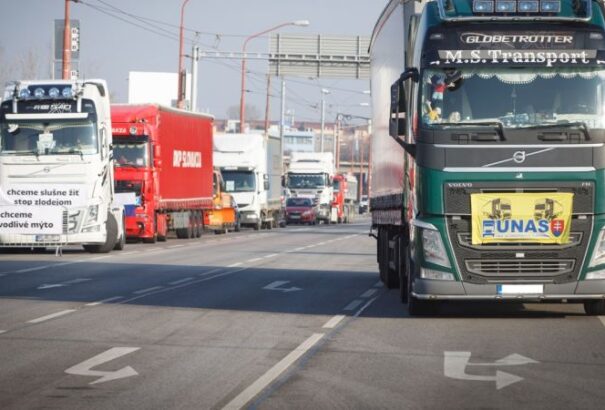 Ma is sztrájkolnak a fuvarozók. Az ország több pontján is korlátozzák a forgalmat