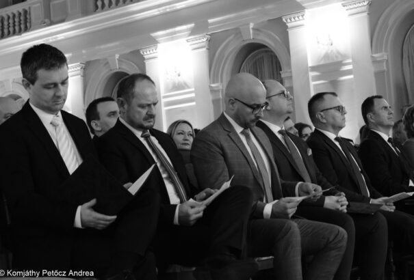 Programbemutató után – Óvatos dicséret a Magyar Közösségi Összefogás számára