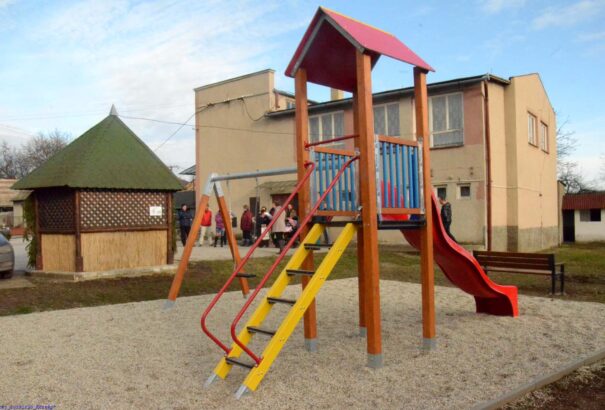 Közösségi pihenőhelyet adtak át Óbást központjában