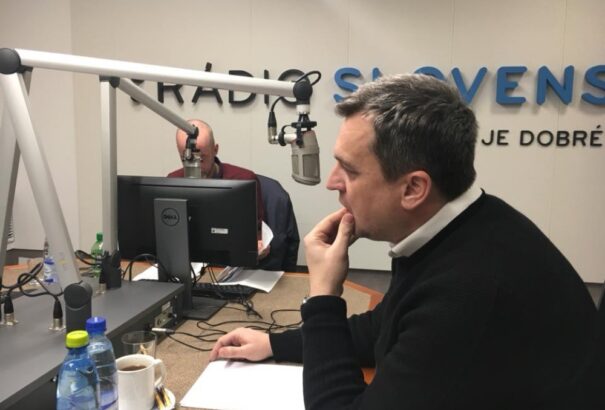 A közmédia leállította a Dankoval és Zsuzsovával kapcsolatos híreket. Két riporter felmondott