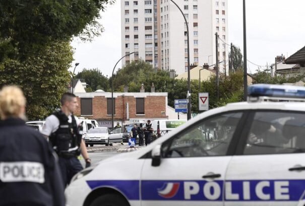 Párizsi késelés: 1 férfi meghalt, ketten megsérültek, az elkövetőt a szomszédos városban lőtték le a rendőrök