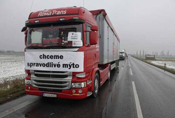 Fuvarozó sztrájk: Vasárnap késő estétől blokád alá kerülhet a komáromi, a rajkai és a medvei határátkelő is