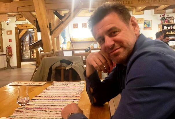 „Én vagyok a miniszter“ – kiabálta a verekedő, ittas most-hidas politikus Pozsony belvárosában. A rendőrök elvitték