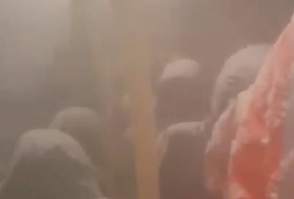 A buszon ragadtak a hóvihar kellős közepén – fűtés és ablakok nélkül, -26 fokban (VIDEÓ)