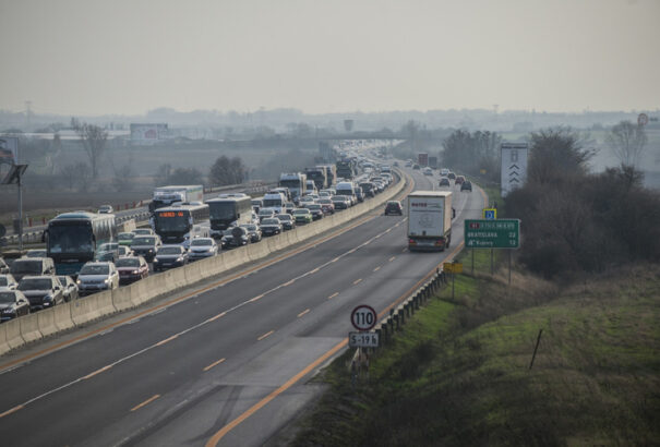 Kamionbaleset nehezíti a Pozsonyba való bejutást, komoly a torlódás a D1-esen