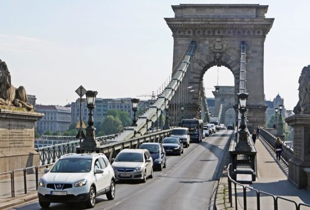 Átmenetileg kitiltják a turistabuszokat és teherautókat a Lánchídról