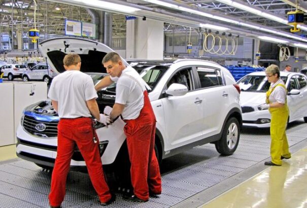 A kormány már tudni véli, hogy akarja kihúzni az autóipart a kátyúból