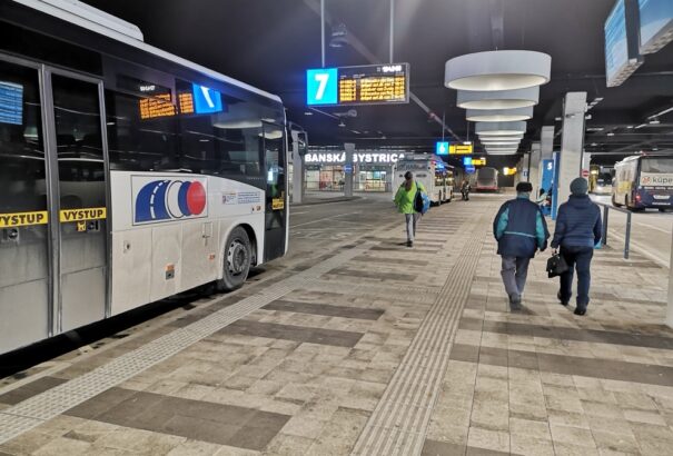 Besztercebányai autóbusz-krízis: A gazdasági minisztérium a megyére hárítja a felelősséget