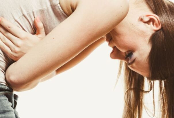 Egy tizenhárom éves lány hátba szúrta iskolatársát Esztergomban