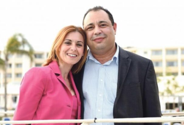 A férje az újságíró-gyilkosság főgyanúsítottjával járt meccsre, ezért lemondott a máltai miniszter