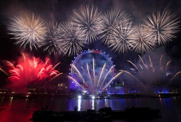 BÚÉK! Így köszöntötte a világ 2020-at – képek, videók