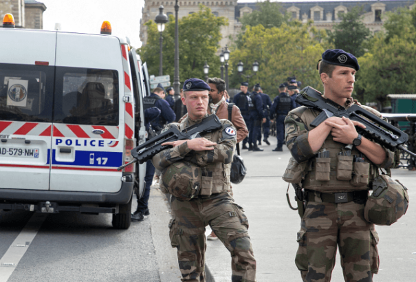 Késes támadásra került sor Párizs közelében (videó)