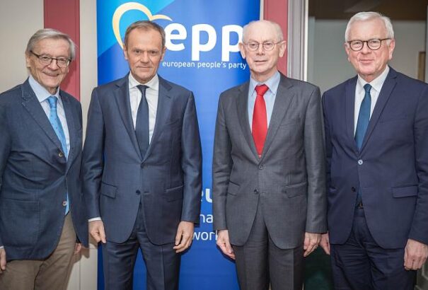 Csúszik a néppárti bölcsek jelentésének bemutatása