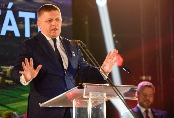 A Smer 13. nyugdíjat és az orvosok röghöz kötését ígéri választási programjában