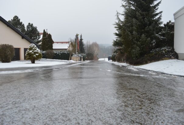 Megdolgoztatja a pozsonyi mentősöket a jegesedés – közel száz riasztást kaptak néhány óra alatt