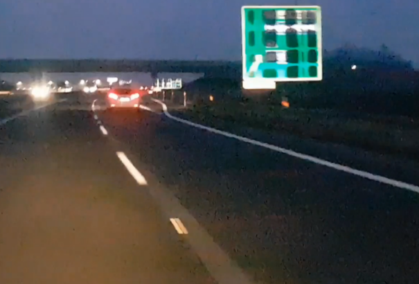 Rossz minőségű útjelző táblákat helyeztek el az R1-esen és D1-esen